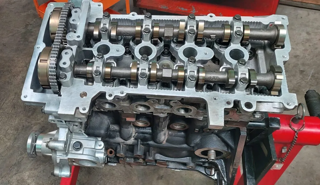 Motor armado en el banco de trabajo del taller